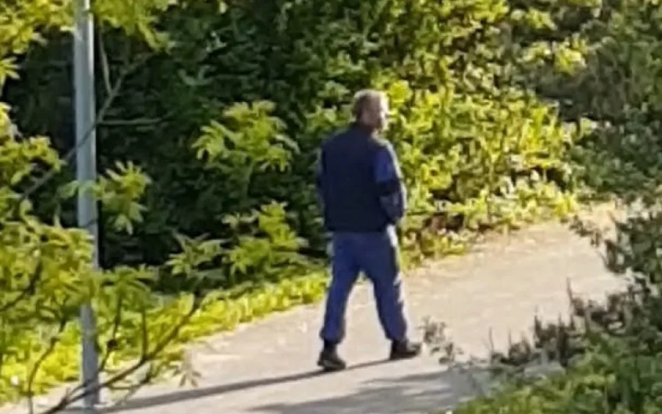 Muž se měl schovávat v křoví, sledovat dvě dívky a onanovat. Ty si ho vyfotily