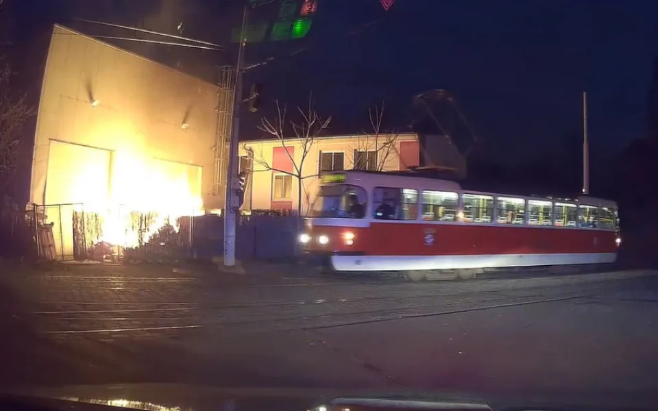 Před velkým požárem v Praze se u haly pohyboval muž. Pátrá po něm policie