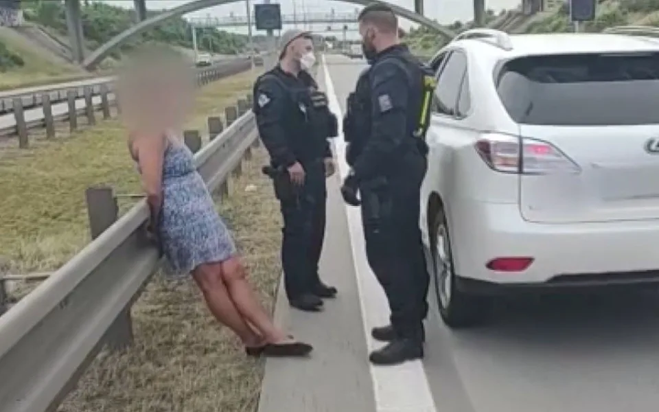 Řidička vjela na Pražský okruh a nabourala policejní auto. Nadýchala přes tři promile