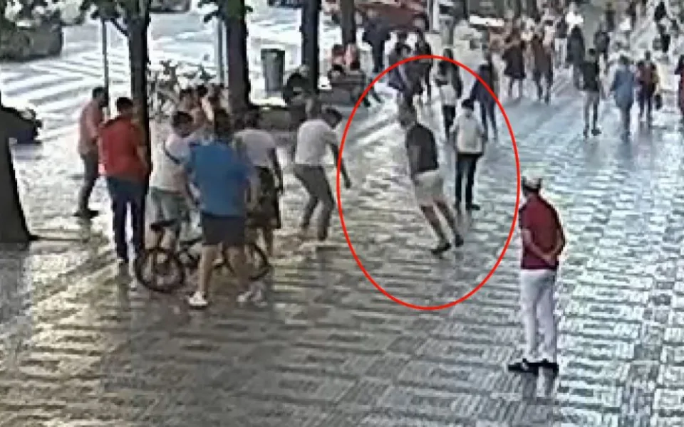 Agresor na Václaváku zaútočil na muže kopancem do hlavy a bil ho pěstmi. Hrozí mu vězení