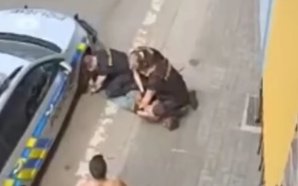 Rom zemřel po zakleknutí policistou. V Praze se bude demonstrovat proti policejní brutalitě