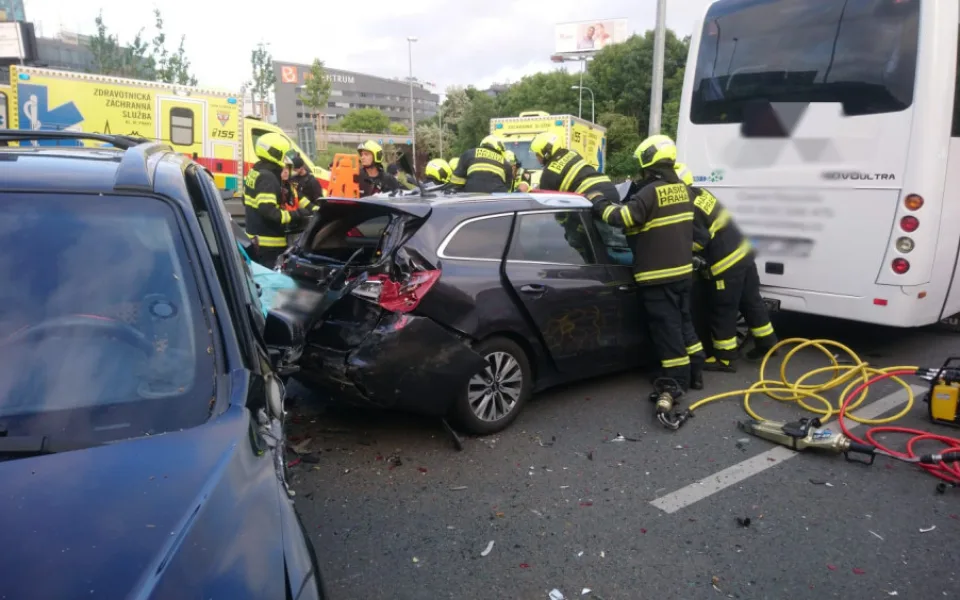 Policejní honička skončila nehodou. Zranilo se při ní šest lidí včetně tří dětí
