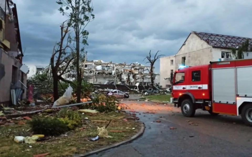 Jižní Moravu zasáhlo ničivé tornádo. Na pomoc do zasažených oblastí vyrazili také pražští hasiči