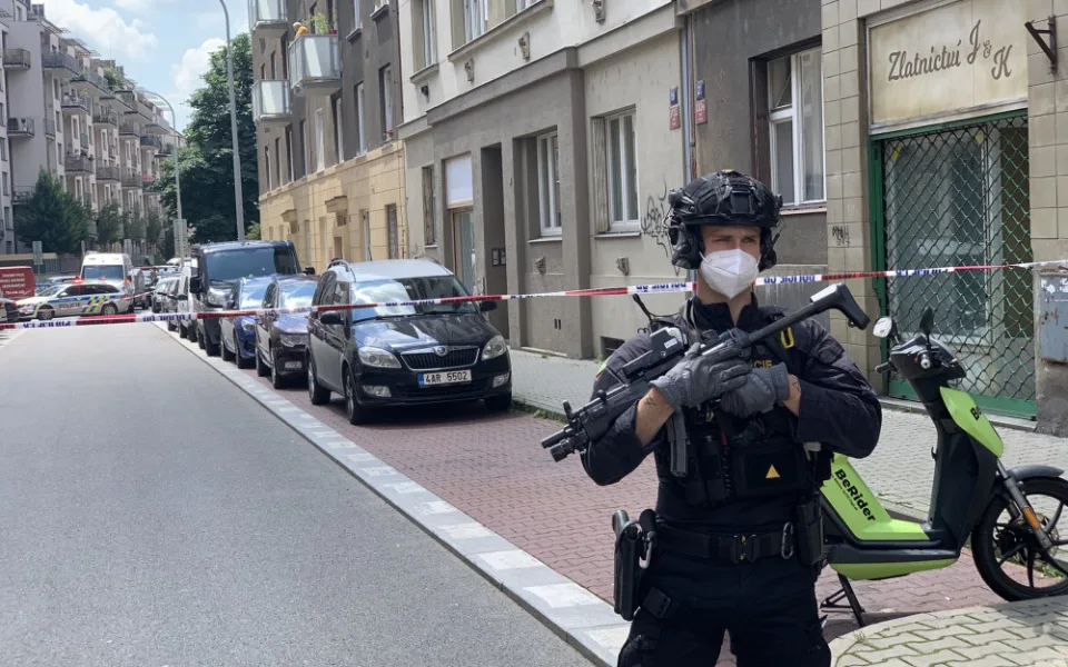Výbuch nástražného systému zranil v Praze 8 policistu