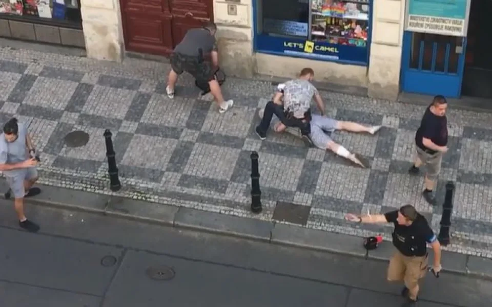 Žena, kterou dnes střelil útočník, v nemocnici zemřela. Střelce policie dopadla