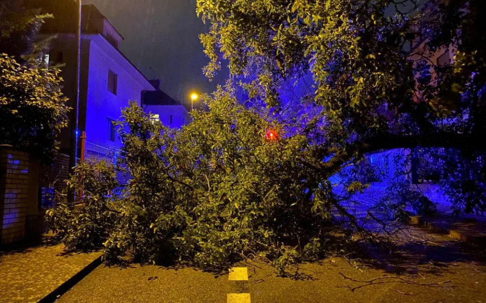 Do Prahy dorazila silná bouřka. Déšť a mohutný vítr zaměstnávají hasiče