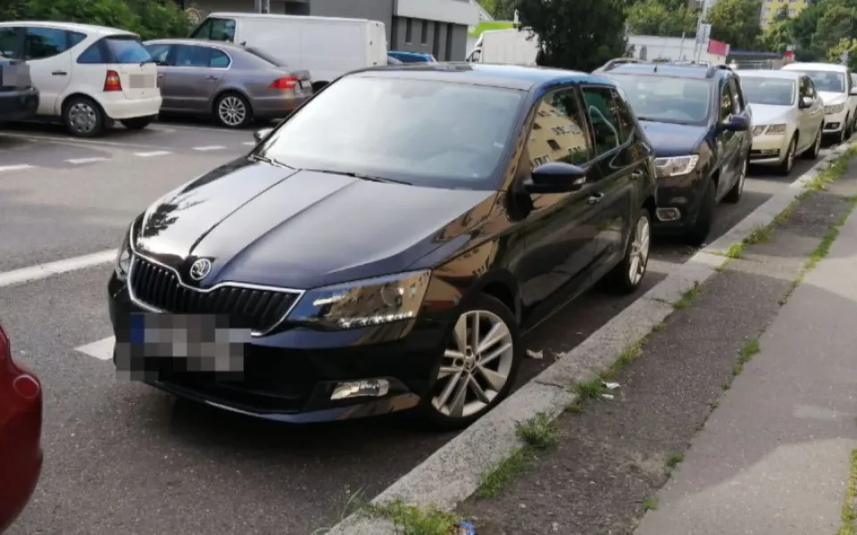 Žena v Praze nechala deset hodin odemčené a nastartované auto. Odešla do práce