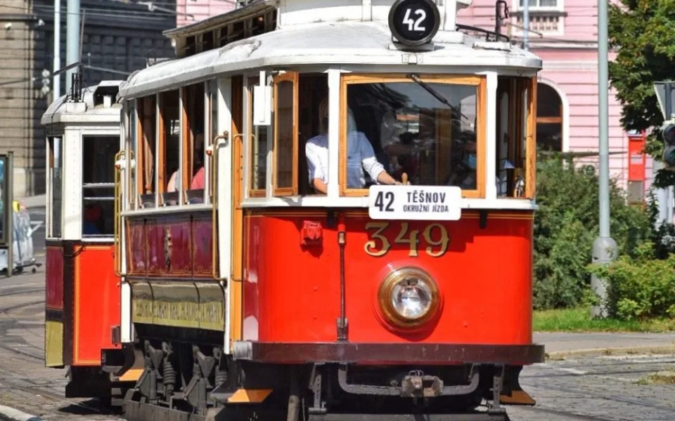 V Praze dnes začíná jezdit historická tramvaj číslo 42. Propojí turistické cíle