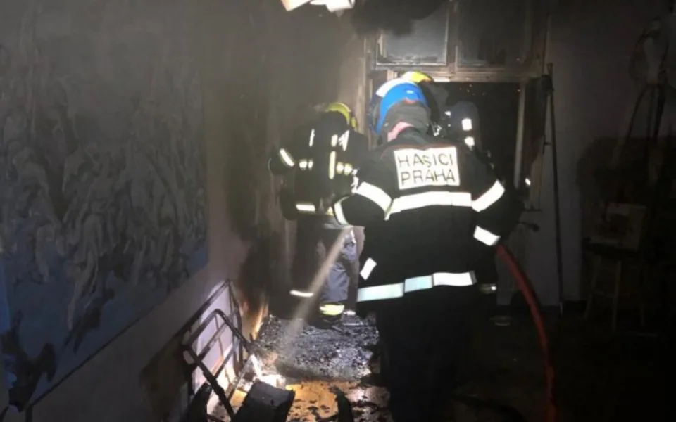 Příčinou nočního požáru v Praze byla nedbalost. Hasiči zachránili jednoho člověka