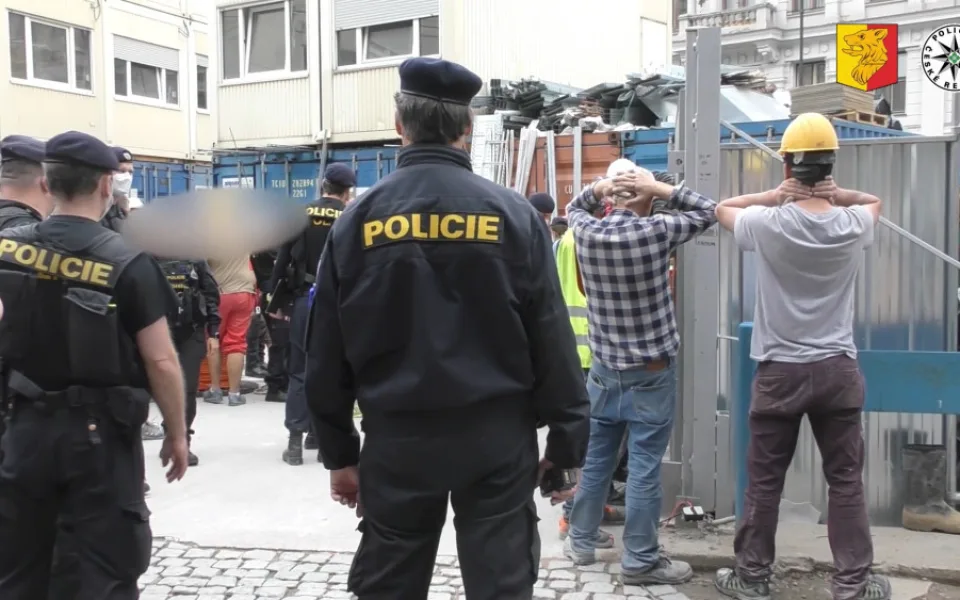 Pražští policisté odhalili na stavbě patnáct nelegálně pracujících cizinců