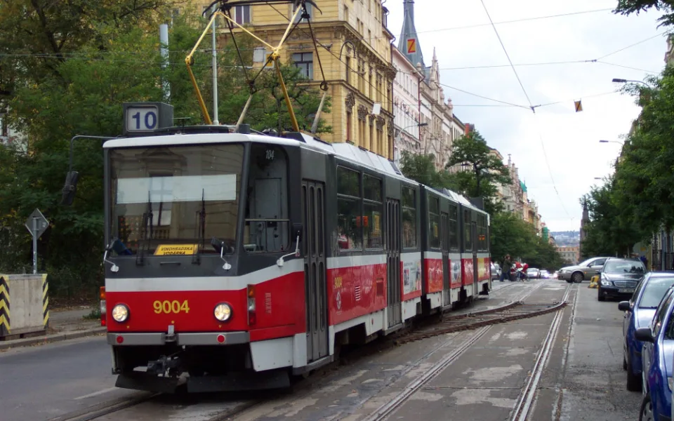 Oboustranné tramvaje KT8D5 vyrazily do pražských ulic poprvé před 35 lety