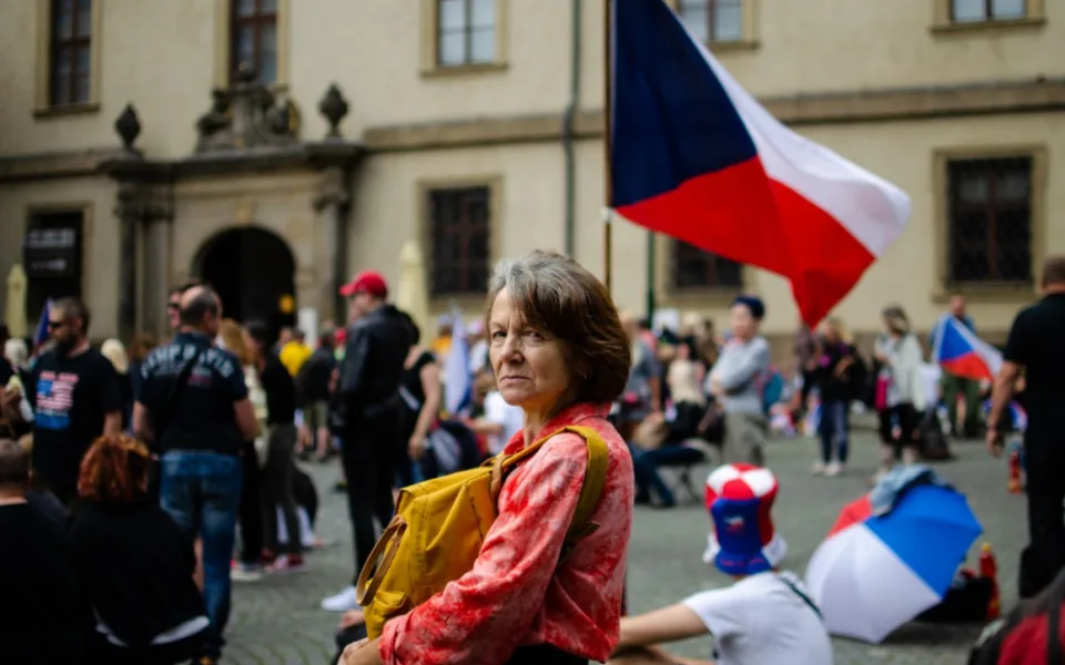 Demonstrace stovek odpůrců protikoronavirových opatření omezila provoz v Praze
