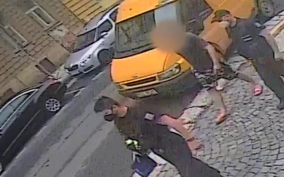 Muž na pervitinu a bez řidičáku ukradl dodávku. Jel s ní i na policejní výslech