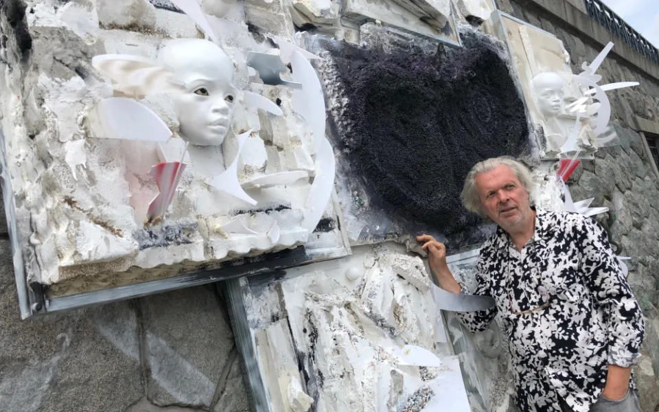 Buď všichni, a nebo nikdo. Umělec Jiří David dnes na náplavce instaloval novou sochu