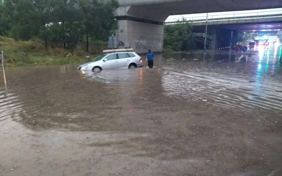 Do Prahy přišla bouřka. Hasiči mají hodně práce, hladina Botiče stoupla na druhý stupeň