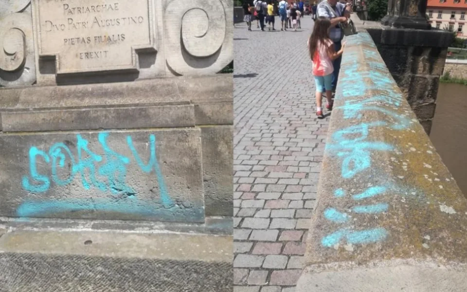 Vandal posprejoval Karlův most. Poničil zábradlí i sochu