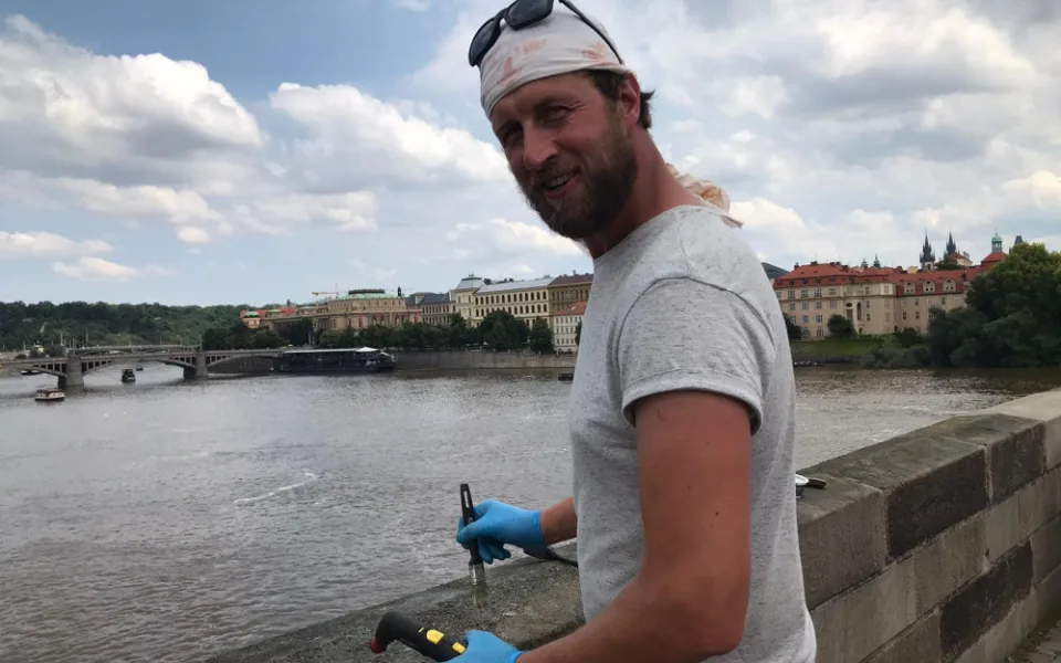 Restaurátor odstraňoval grafitti z Karlova mostu i v noci. Poškozování si nesmíme nechat líbit, říká