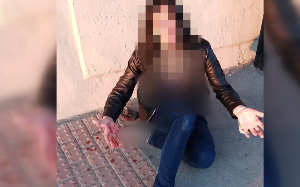 Zakrvácená matka ležela na ulici, nadýchala téměř tři promile. Pro děti si přišel její přítel