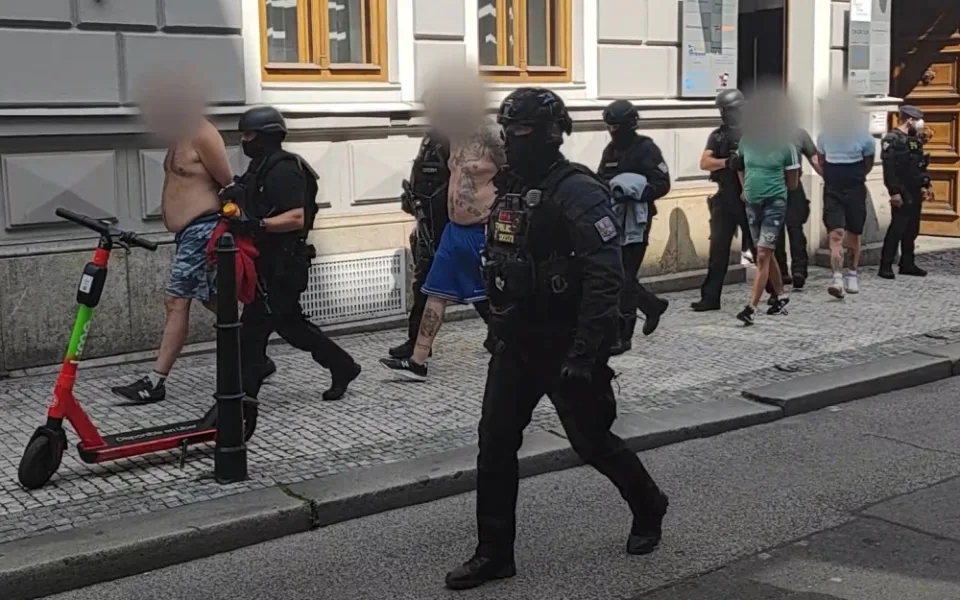 Skupina cizinců napadla v Praze 7 taxikáře