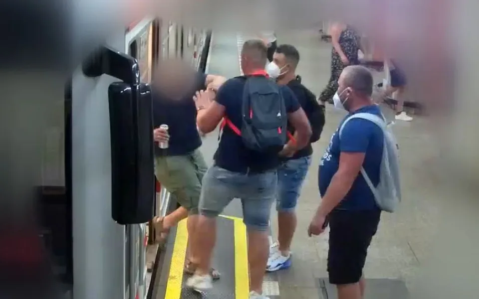 Muž se zastal ženy, kterou obtěžovali tři cizinci. Ti ho zbili a nechali ležet na nástupišti