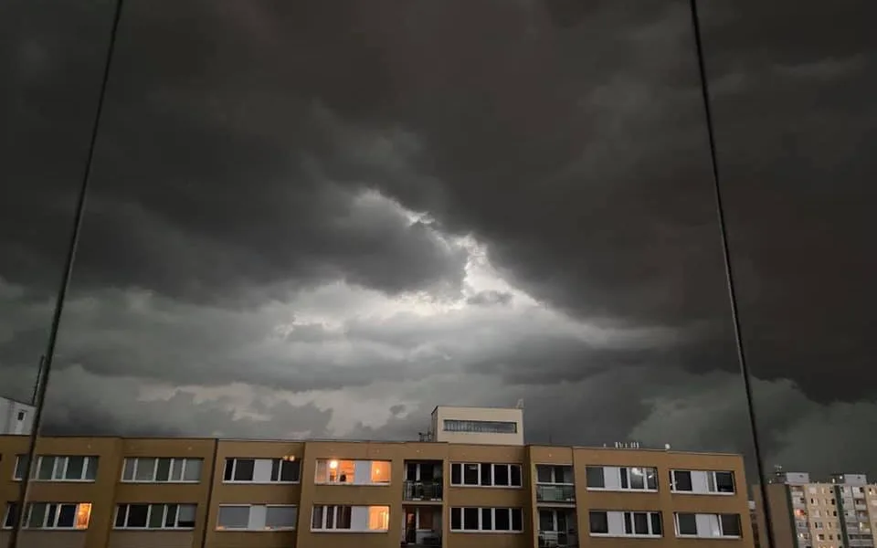Obloha očima čtenářů. Podívejte se, jak vypadala včerejší bouřka v Praze