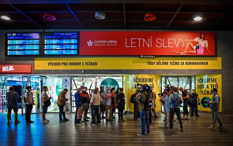 Boty nebo mobil za očkování. Na nádraží se první den nechalo očkovat 240 lidí, na Chodově 600