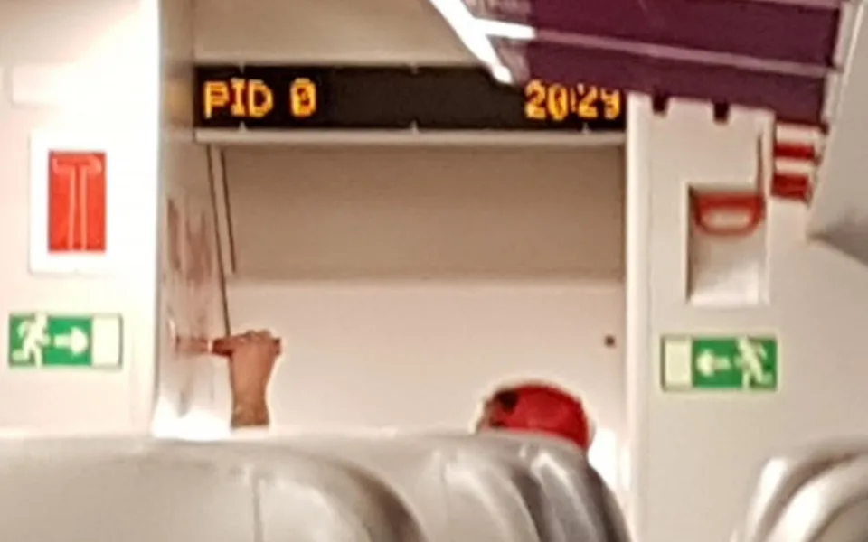 Vandal pomaloval interiér vlaku v Praze. Pátrá po něm policie