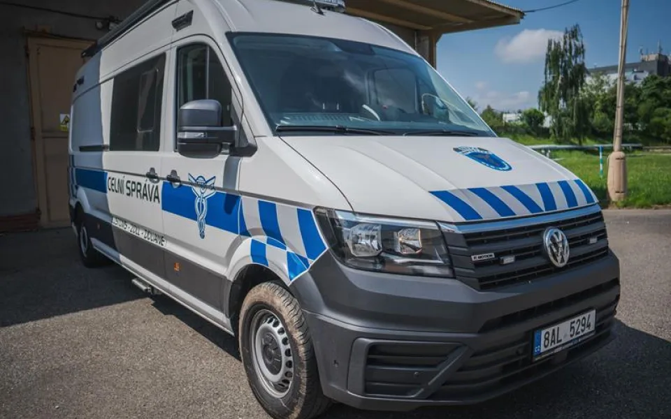 Nový vůz k odhalování drog dostali pražští celníci