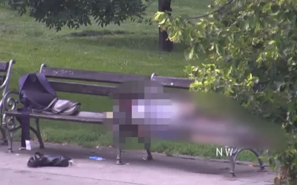 Sex za bílého dne před hlavním nádražím. Opilým milencům publikum nevadilo