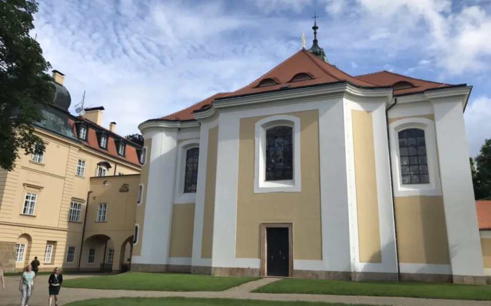 Lánský zámek je sídlem českých prezidentů již sto let. Veřejnosti se k jubileu otevřel přilehlý kostel
