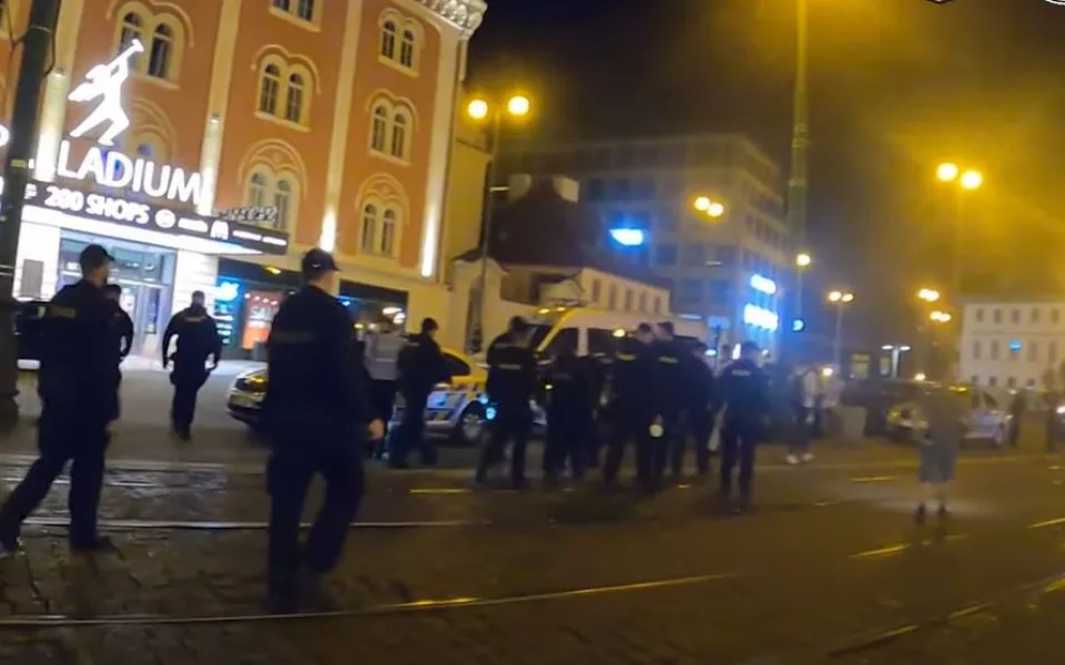 Porušování zákazu tance a shlukování hostů. Policie provedla první kontroly klubů v Praze