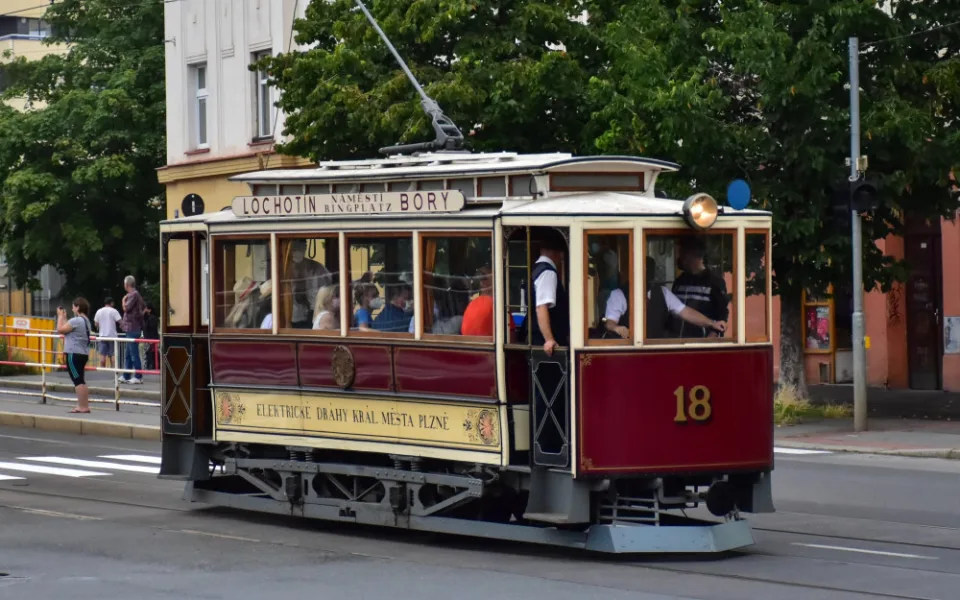Prahou projel tramvajový průvod. Připomněl 130 let provozu elektrických tramvají