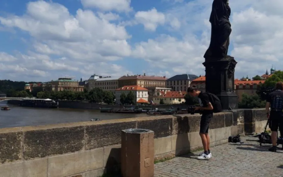 Vandal opět posprejoval Karlův most. Policie hledá svědky