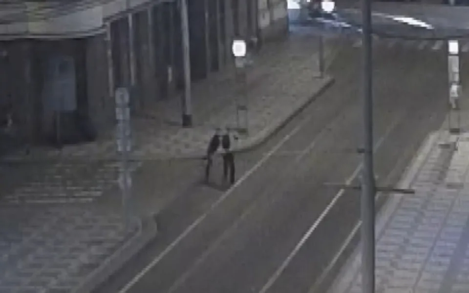 Muž napadl náhodného kolemjdoucího. Při útěku si zlomil nohu