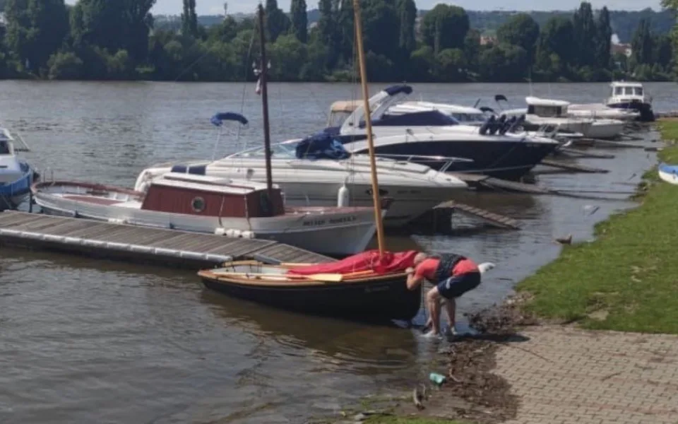 V Praze na Vltavě se převrátila plachetnice. Žena s malým dítětem skončili v nemocnici