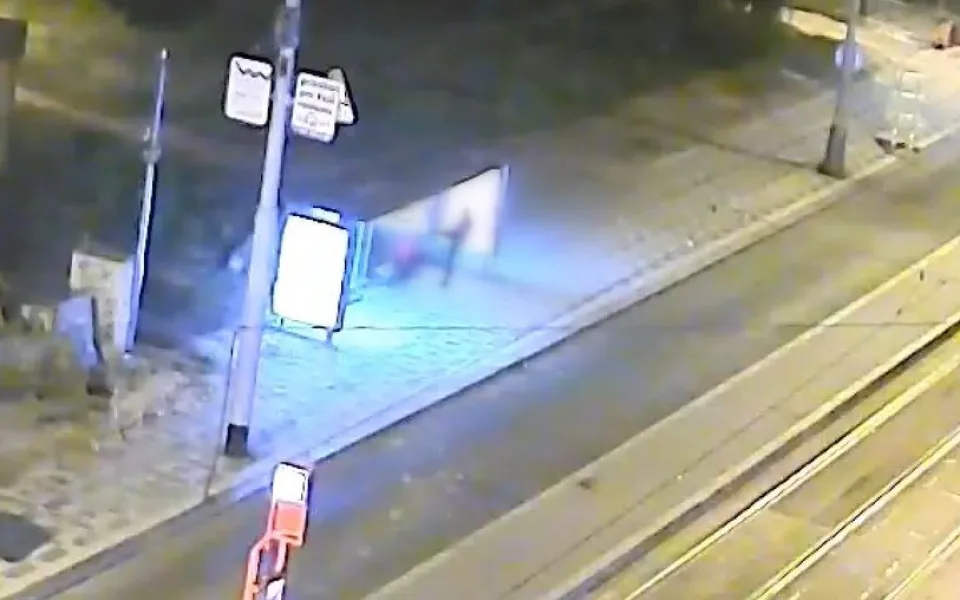 Muž kopl ženu na zastávce do obličeje a okradl ji, ta skončila s velmi vážným zraněním v nemocnici