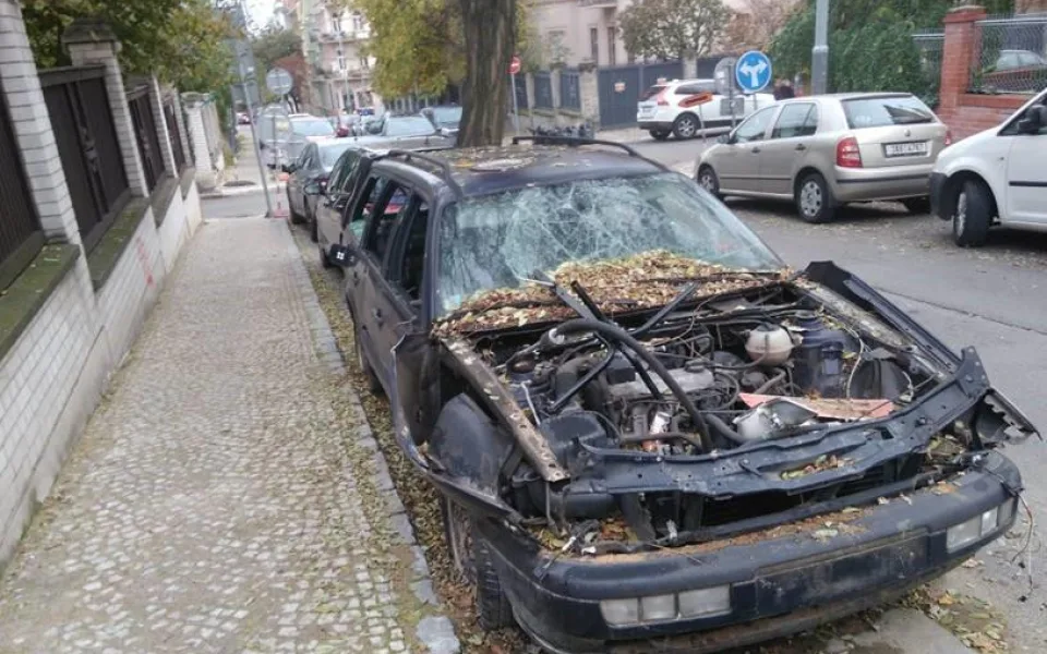 Praha 10 odklízí vraky aut po desítkách