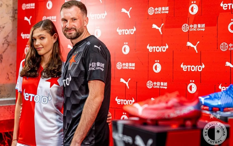 Nové dresy, vysoké cíle a zvýhodňování očkovaných fanoušků. Slavia představila novinky