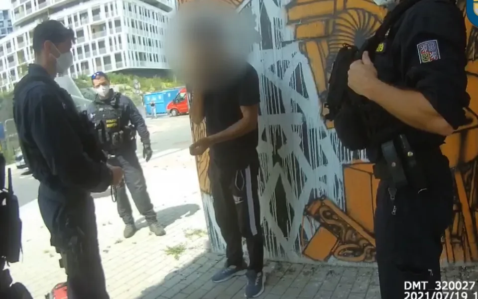 Dvacetiletý výtržník se nepoučil. Při jeho poslední akci ho zadrželi policisté