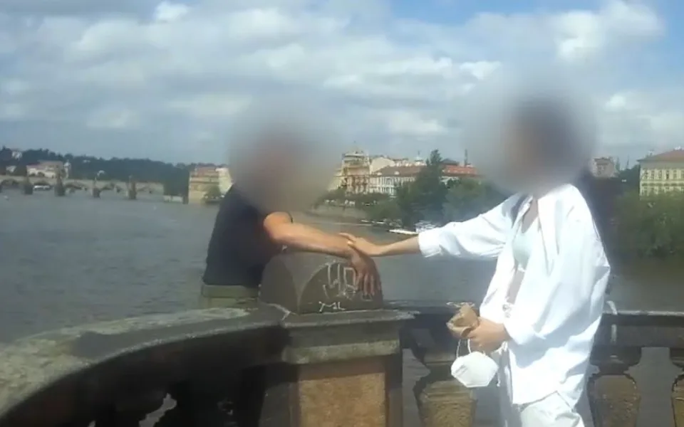 Policisté zachránili život muži, který chtěl skočit z mostu v centru Prahy