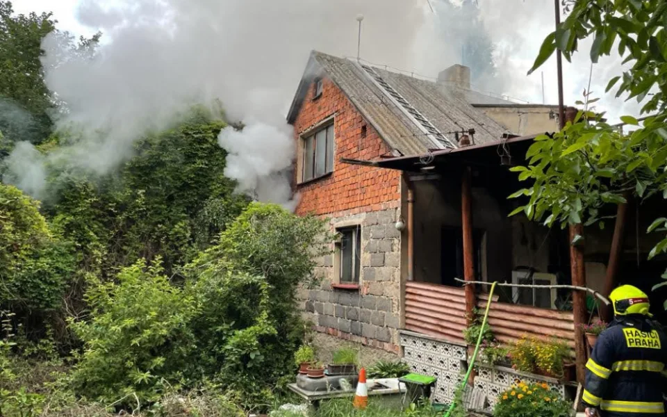 Při dnešním požáru rodinného domu v Praze hasiči našli ohořelé lidské tělo