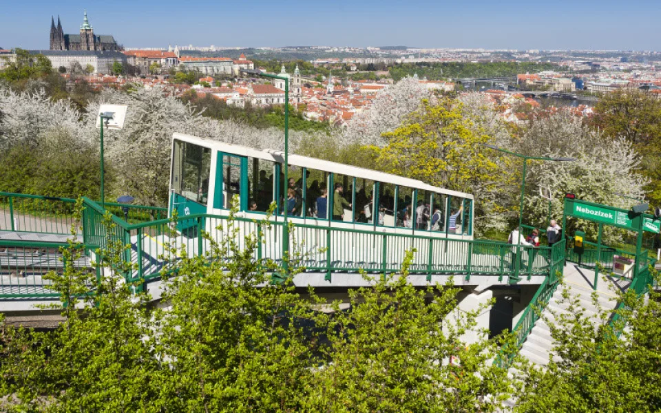 Petřínská lanovka se poprvé rozjela před 130 lety