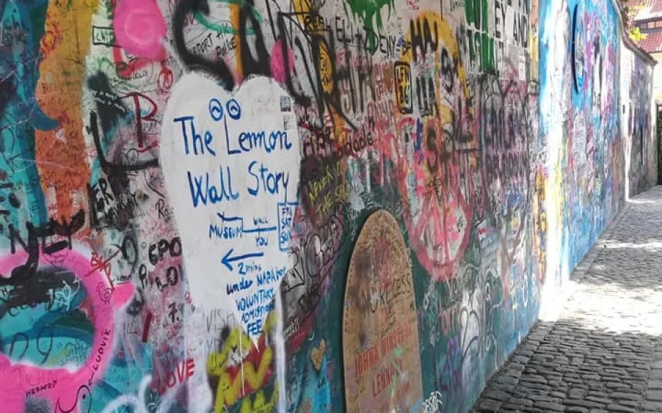 Na Malé Straně se otevřelo muzeum Lennonovy zdi