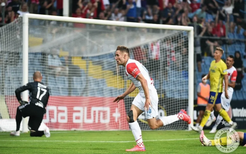 Slávisté vstoupili do ligové sezony výhrou 1:0 ve Zlíně. Vítězství zařídil Kuchta