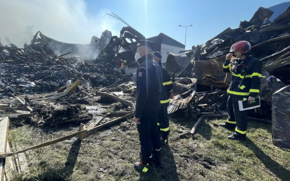 Lidé už mohou větrat. Hasiči stále dohašují požár, který způsobil škodu za 120 milionů