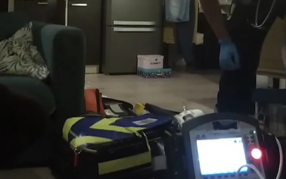 Muž zkolaboval doma na gauči. Život mu zachránili policisté