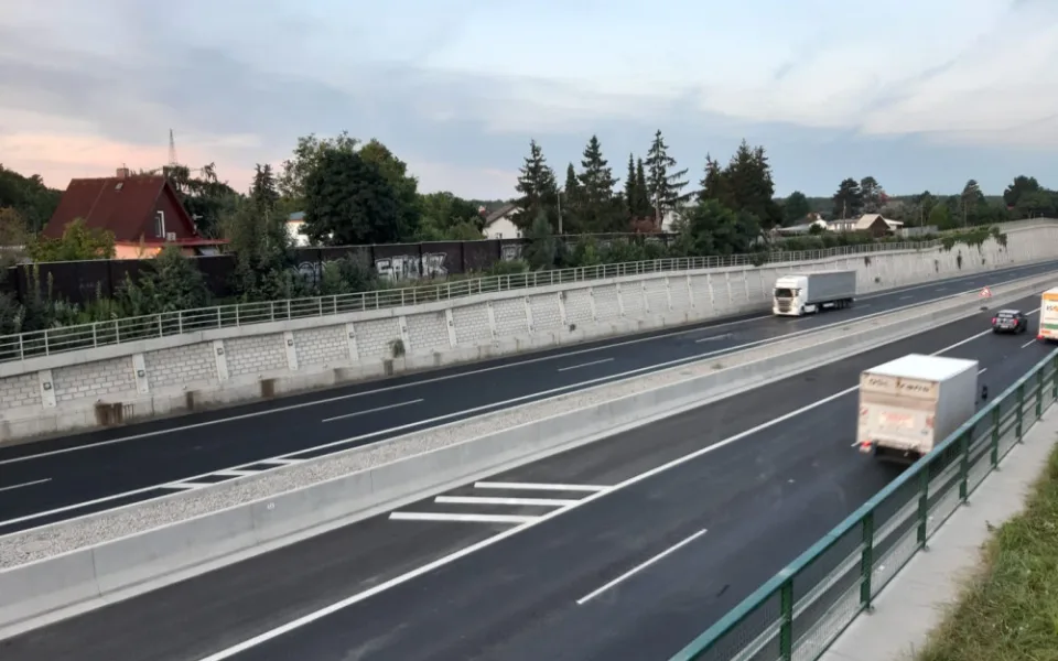Dálnice D11 u Prahy je po bourání mostu průjezdná. Ministerstvo chce potrestat viníka zdržení