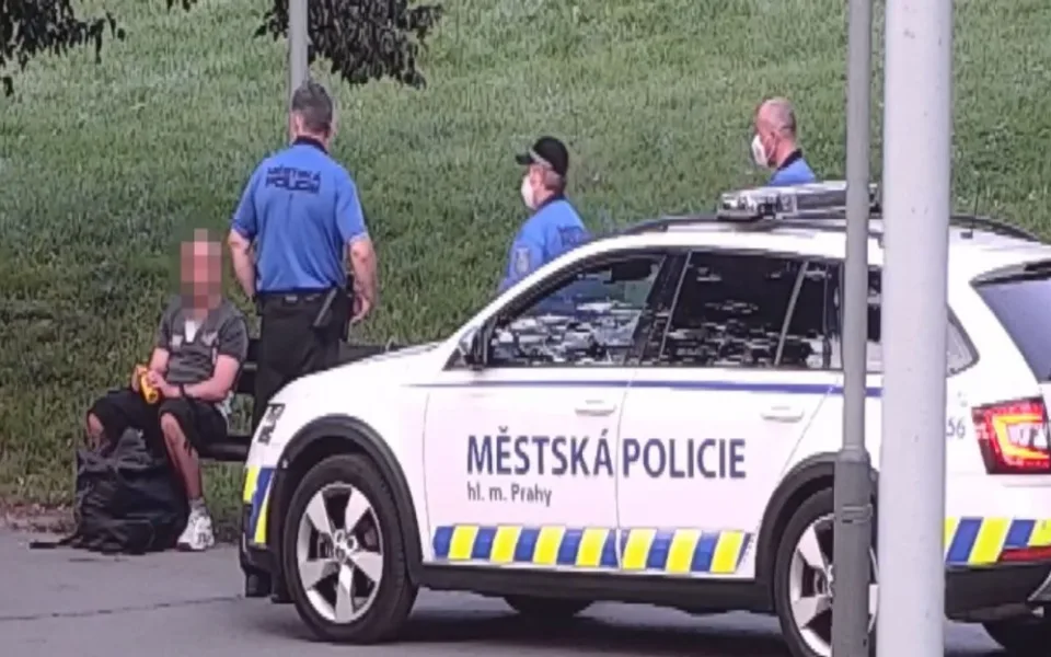 Zloděj okradl muže v centru Prahy. Za tři minuty ho chytili strážníci