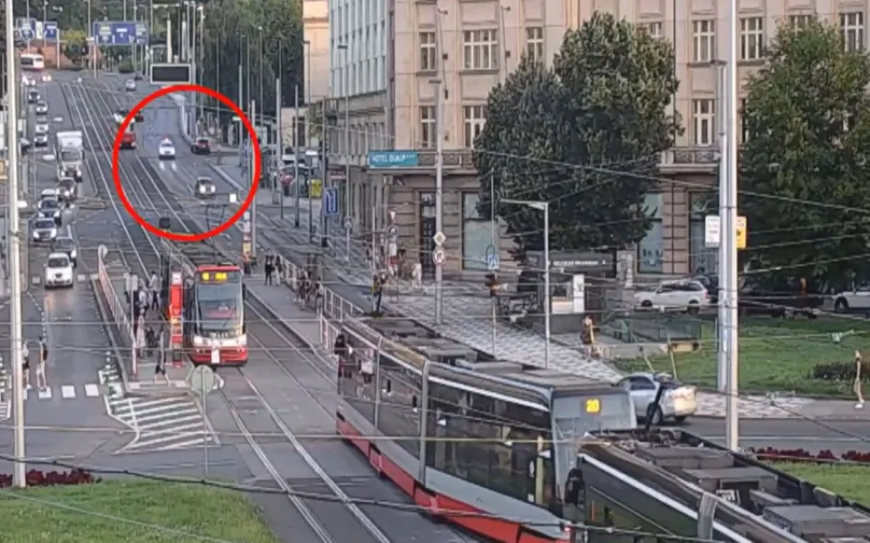 Honička jako z akčního filmu. Řidiče zastavila až hrozba namířenou zbraní