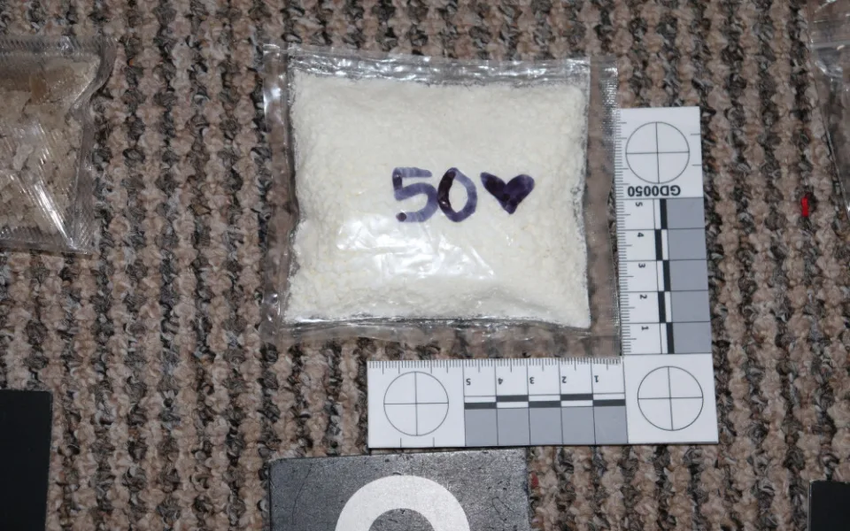 Celníci objevili u cizince v Praze novou drogu klonazolam. Doma měl i MDMA nebo lysohlávky